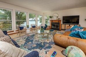 Living room with fire place and TV