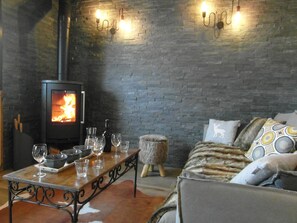 salon avec poêle à bois