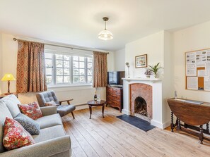 Snug. Perfect for a quiet time reading or just watching tv | Mark Farmhouse, Tillingham, near Southminster