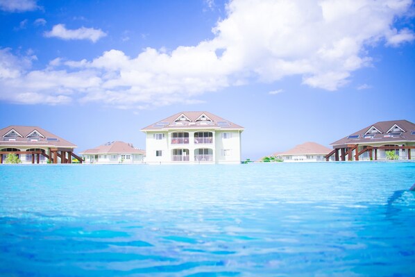 Infinity pool