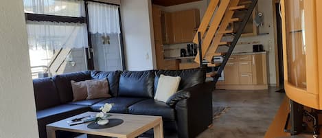 Ferienwohnung JuLe (60 qm) mit 2 Schlafzimmer und Balkon-Wohnbereich / Raumspartreppe sichtbar