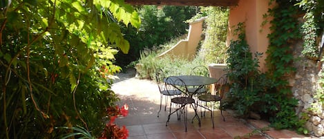 Terrasse de plain-pied avec plantes aromatiques romarin, lavandes...