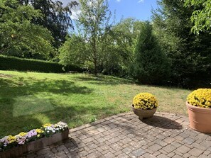 Terrasse mit Garten