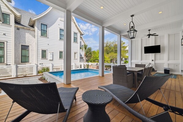 Outdoor dining