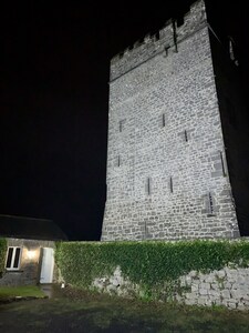 Quaint Lodge next to a Castle close to Golf and the Wild Atlantic Way.