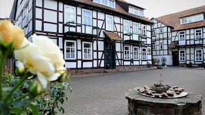 Das Forsthaus mit der Fewo 'Fuchs'. Die Rosen riechen übrigens ganz herrlich.