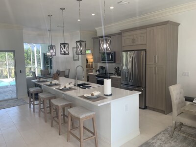 AAA - MARCO ISLAND LUXURY HOME, WALK TO THE BEACH.