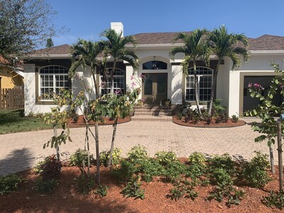 AAA - MARCO ISLAND LUXURY HOME, WALK TO THE BEACH.