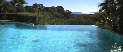 Vue de la piscine à débordement