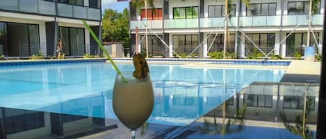 Poolbar mit Blick auf Wohnung (oben Mitte am Ende des Pools)