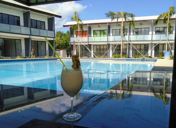 Poolbar mit Blick auf Wohnung (oben Mitte am Ende des Pools)