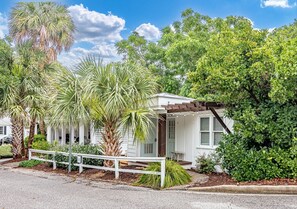 Charming 1950s Beach Cottage Apt A (977)