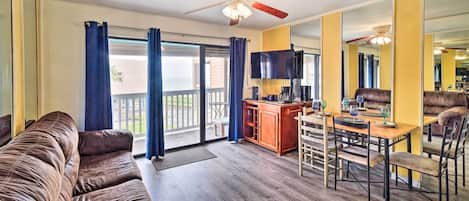 Corpus Christi Vacation Rental | 1BR | 1BA | 420 Sq Ft | Stairs Required