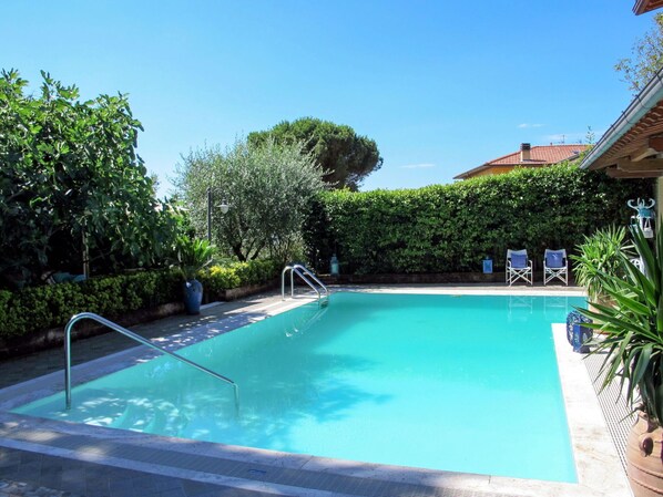 Water, Plant, Swimming Pool, Sky, Azure, Tree, Shade, Body Of Water, Grass, Leisure