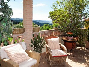 Ciel, Plante, Meubles, Propriété, Pot De Fleur, Plante D'Appartement, Nuage, Chaise, Mobilier De Jardin, Arbre