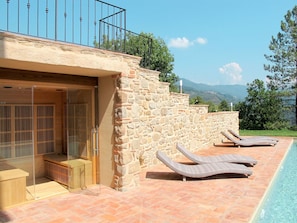 Ciel, Nuage, Bâtiment, Plante, Ombre, Bois, Lot Terre, Mobilier De Jardin, Arbre, Chalet