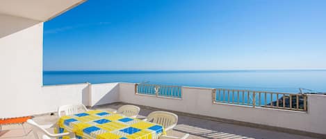 Propriété, Ciel, Meubles, Table, Bâtiment, Bleu Azur, Chaise, Ombre, Sol, Sol