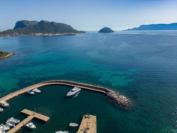 Bâtiment, Nuage, Ciel, Plante, Jour, Propriété, Fenêtre, L'Eau, Piscine, Bleu Azur