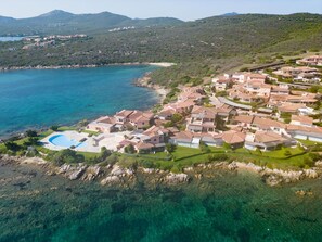 Bâtiment, Nuage, Ciel, Plante, Jour, Propriété, Fenêtre, L'Eau, Piscine, Bleu Azur