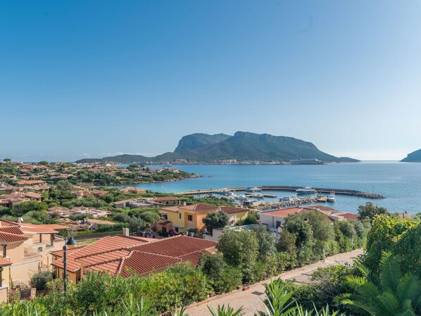 Bâtiment, Nuage, Ciel, Plante, Jour, Propriété, Fenêtre, L'Eau, Piscine, Bleu Azur