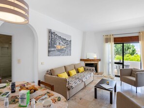 Couch, Tabelle, Bilderrahmen, Eigentum, Möbel, Fenster, Interior Design, Schatten, Wohnzimmer
