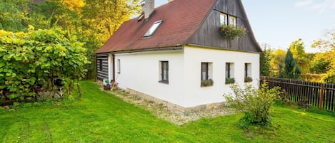 Himmel, Wolke, Pflanze, Gebäude, Eigentum, Fenster, Haus, Baum, Natürliche Landschaft, Grundstueck