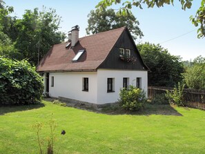 Pflanze, Gebäude, Himmel, Fenster, Eigentum, Haus, Baum, Grundstueck, Gras, Hütte