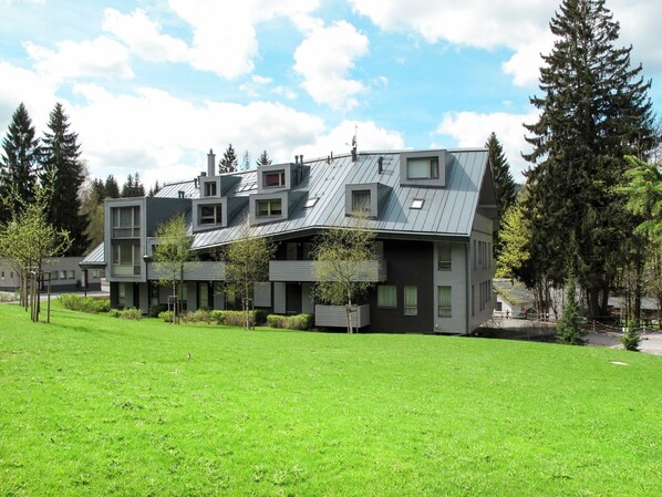 Cloud, Sky, Plant, Building, Property, Window, Tree, Natural Landscape, House, Land Lot