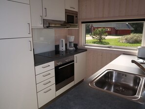 Evier, Évier, Robinet, Cabinetry, Comptoir, Bâtiment, Plante, Luminaire Plomberie, Cuisine, Cuisinière