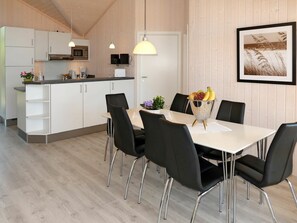 Salle À Manger, Meubles, Pièce, Sol, Design Intérieur, Propriété, Table, Revêtement De Sol Stratifié, Parquet, Chaise