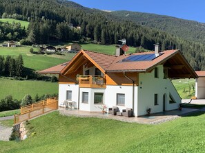 Pflanze, Gebäude, Eigentum, Himmel, Fenster, Baum, Grün, Haus, Natürliche Landschaft, Grundstueck