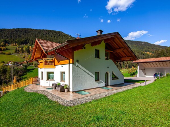 Himmel, Gebäude, Pflanze, Wolke, Eigentum, Fenster, Natürliche Landschaft, Haus, Grundstueck, Baum