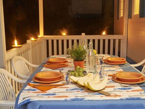 Table, Vaisselle, Meubles, Aliments, Vaisselle, Nappe De Table, Assiette, Chaise, Bâtiment, Orange