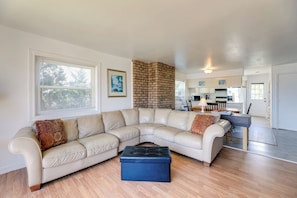 Living Room & Dining Area |4 Flat-Screen Roku Smart TVs | DVD Player
