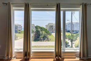 Views | Free WiFi | Dog Friendly w/ Fee | Keyless Entry