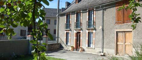 vue estivale de la maison depuis le jardin