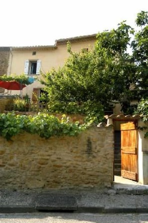 la maison , vue depuis la route de Laurac