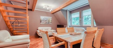 Wohnbereich mit Essplatz Maisonette-Appartement Keilberg