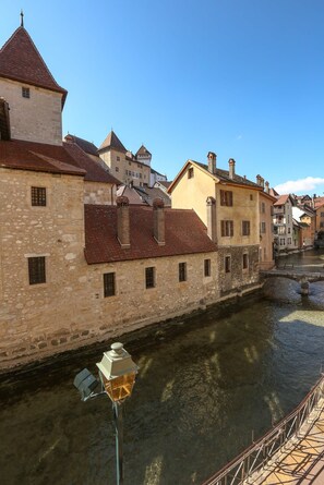 Vue sur le canal, le château et les vieilles prisons