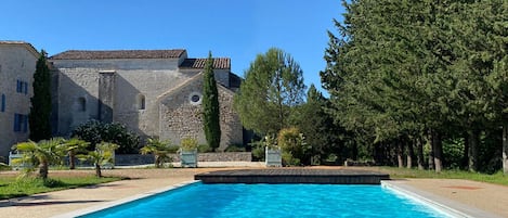 La grande piscine au sel de 12x6m sans vis à vis.