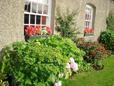 Cottage in private I grade listed estate with a sea and mountains view (NH)