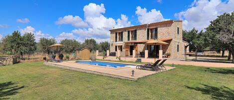 Finca mallorquina con piscina y jardín grandes