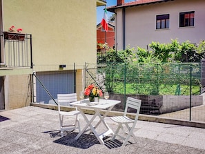 Ca. 10 m² große Sitzmöglichkeit vor dem Hauseingang