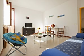 Wohn-/ Esszimmer mit SAT-TV und Ausgang auf den ca. 10 m² großen Balkon