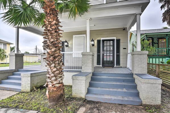 Bright and charming, this Galveston vacation rental apartment awaits!