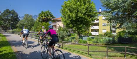 La piste cyclable Arco / Torbole / Riva, juste en dessous de la maison.