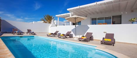Lovely Puerto Calero Villa | 3 Bedrooms & PRivate Pool | Casa Dora  |  Short Walk to Marina | Lanzarote