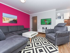 Wohnzimmer mit integriertem Küchenbereich