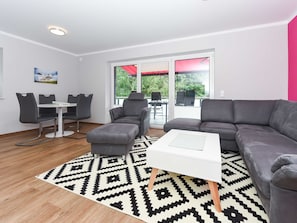 Wohnzimmer mit integriertem Küchenbereich