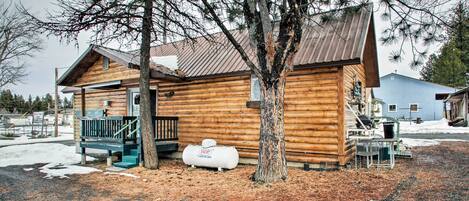 Wolf Cabin Vacation Rental | 2BR | 1BA | Stairs Required | 400 Sq Ft